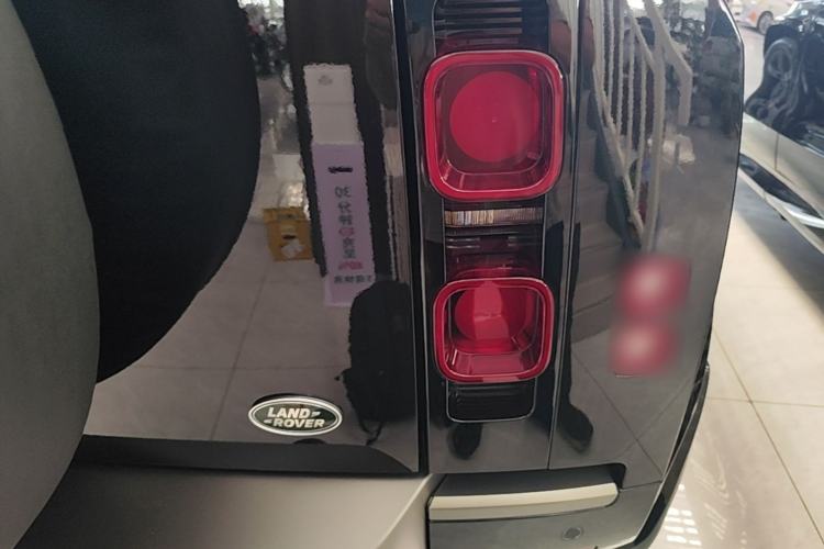 Used Land Rover Defender 2025 110 3.0T P400 – Dynamic HSE Right Rear Taillight