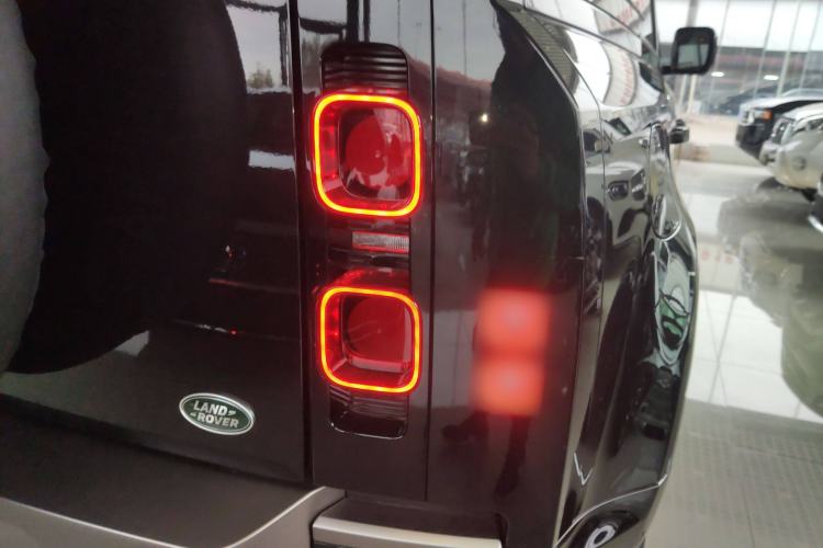Used Land Rover Defender 2025 110 3.0T P400 – Dynamic HSE Right Rear Taillight