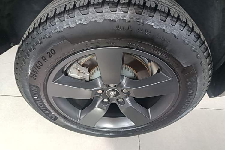 Used Land Rover Defender 2025 90 3.0T P400 X-Dynamic HSE Right Rear Wheel Hub