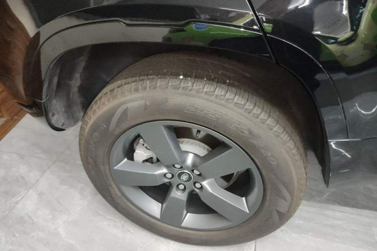 Used Land Rover Defender  Right Rear Wheel Hub