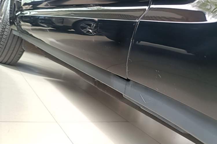 Used Land Rover Defender 2025 90 3.0T P400 X-Dynamic HSE Right Side Sill
