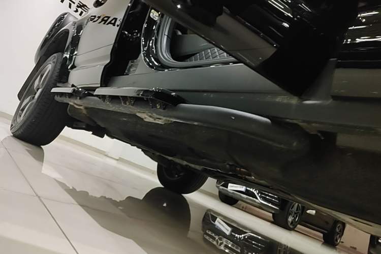 Used Land Rover Defender 2025 110 3.0T P400 – Dynamic HSE Right Side Sill