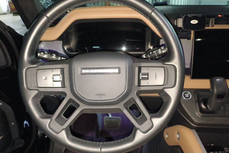 Used Land Rover Defender 2025 110 3.0T P400 – Dynamic HSE Steering Wheel