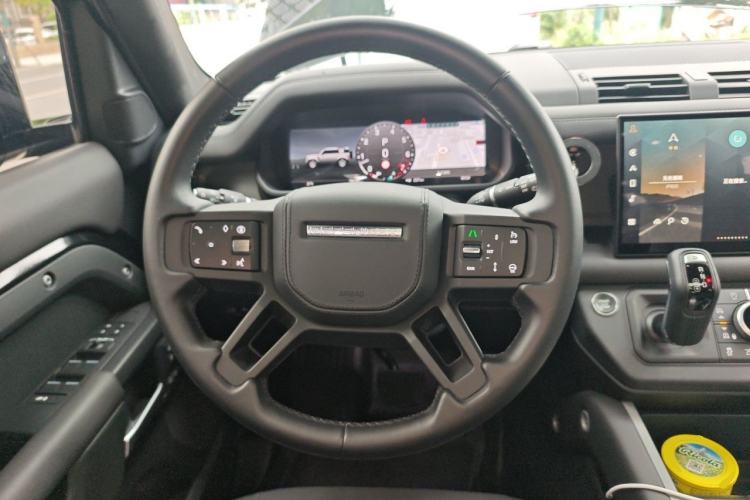 Used Land Rover Defender 2025 110 3.0T P400 – Dynamic HSE Steering Wheel