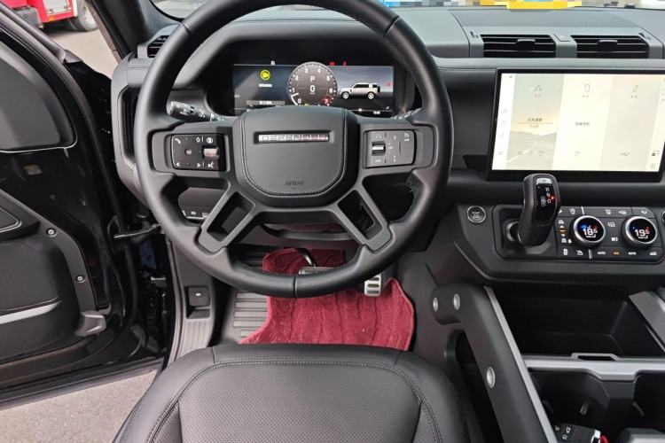 Used Land Rover Defender 2025 110 3.0T P400 – Dynamic HSE Steering Wheel