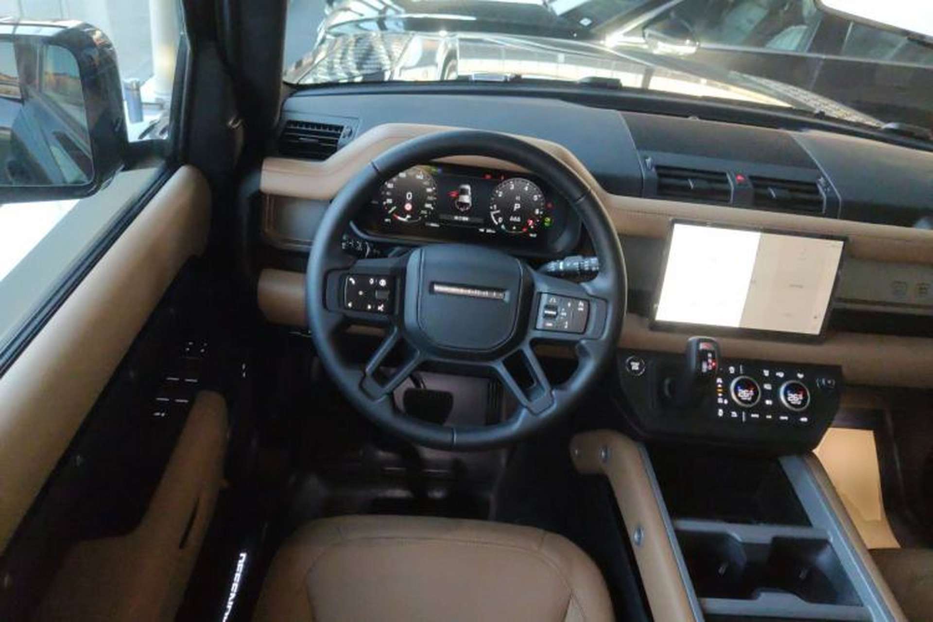 Used Land Rover Defender 2025 110 3.0T P400 – Dynamic HSE Steering Wheel