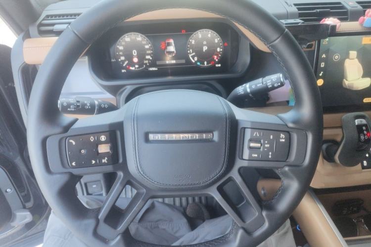Used Land Rover Defender 2025 110 3.0T P400 – Dynamic HSE Steering Wheel