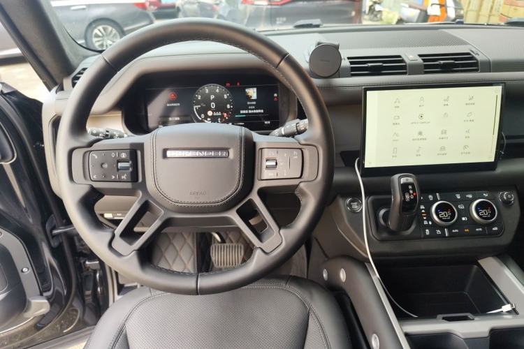 Used Land Rover Defender 2025 90 3.0T P400 X-Dynamic HSE Steering Wheel