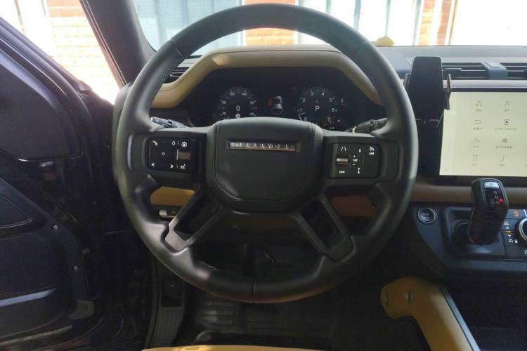 Used Land Rover Defender 2025 110 3.0T P400 – Dynamic HSE Steering Wheel