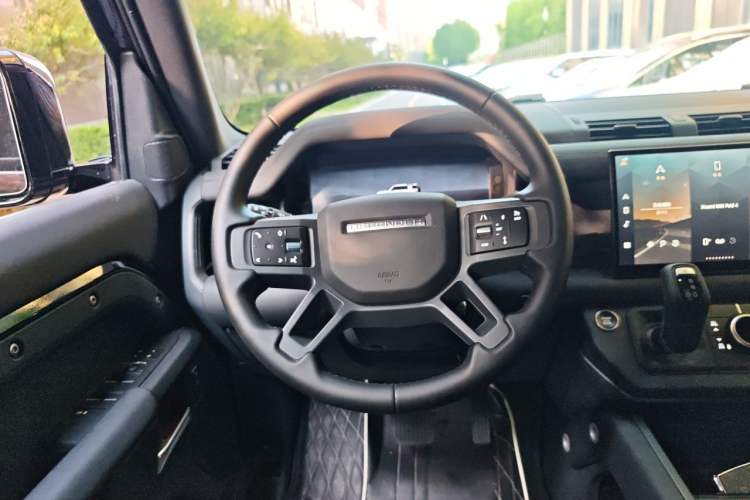 Used Land Rover Defender 2025 110 3.0T P400 X-Dynamic SE Steering Wheel