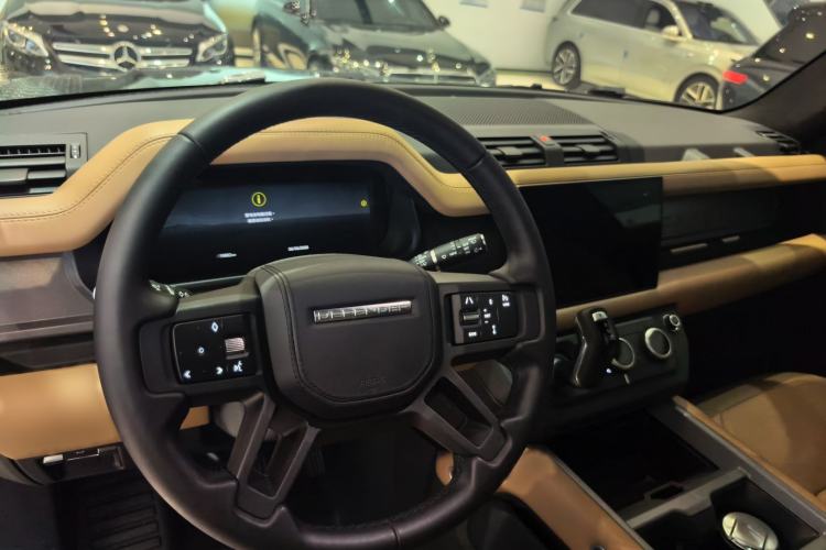 Used Land Rover Defender 2025 110 3.0T P400 – Dynamic HSE Steering Wheel