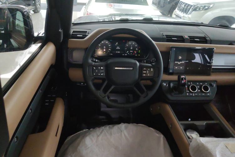 Used Land Rover Defender 2025 110 3.0T P400 – Dynamic HSE Steering Wheel