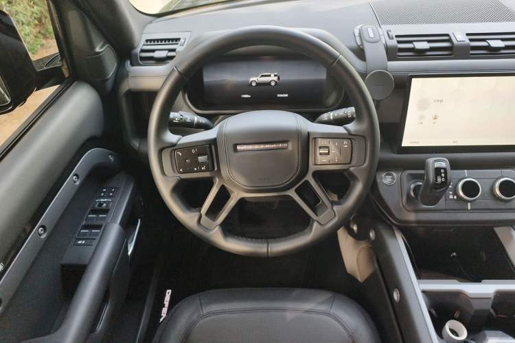 Used Land Rover Defender 2025 110 3.0T P400 – Dynamic HSE Steering Wheel