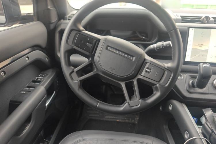 Used Land Rover Defender 2025 110 3.0T P400 – Dynamic HSE Steering Wheel