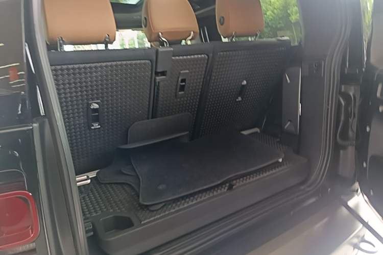 Used Land Rover Defender 2025 90 3.0T P400 X-Dynamic HSE Trunk