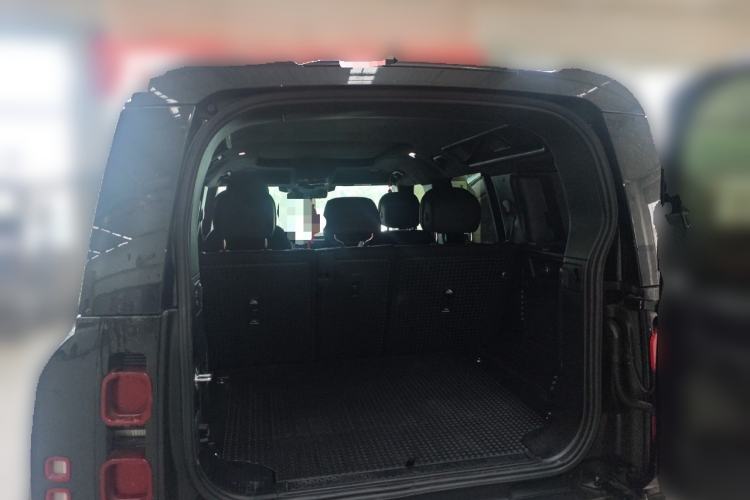 Used Land Rover Defender 2025 110 3.0T P400 – Dynamic HSE Trunk