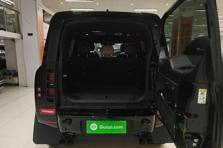 Used Land Rover Defender 2025 110 3.0T P400 – Dynamic HSE Trunk