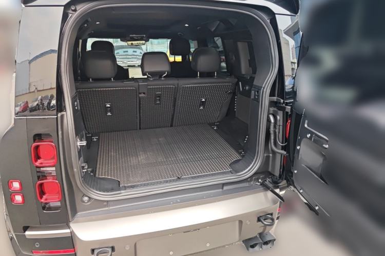 Used Land Rover Defender 2025 110 3.0T P400 – Dynamic HSE Trunk