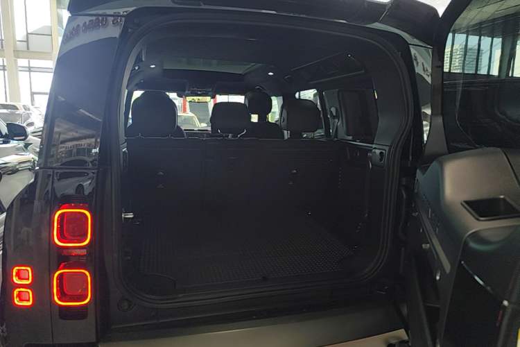 Used Land Rover Defender 2025 110 3.0T P400 – Dynamic HSE Trunk