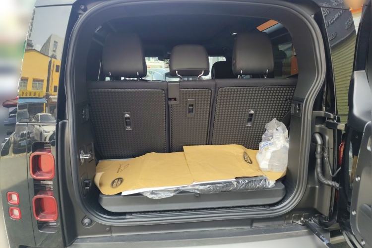 Used Land Rover Defender 2025 90 3.0T P400 X-Dynamic HSE Trunk