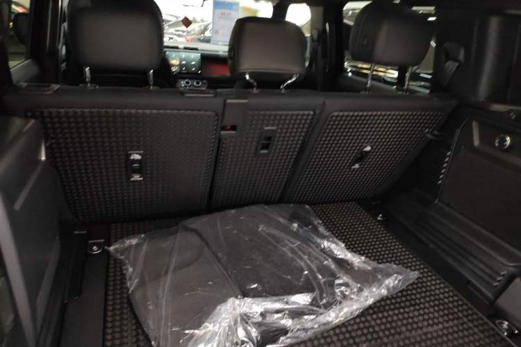 Used Land Rover Defender 2025 110 3.0T P400 – Dynamic HSE Trunk