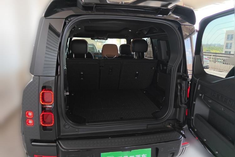 Used Land Rover Defender 2025 110 3.0T P400 Dark Edition Trunk