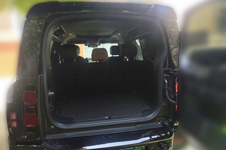 Used Land Rover Defender 2025 110 3.0T P400 – Dynamic HSE Trunk