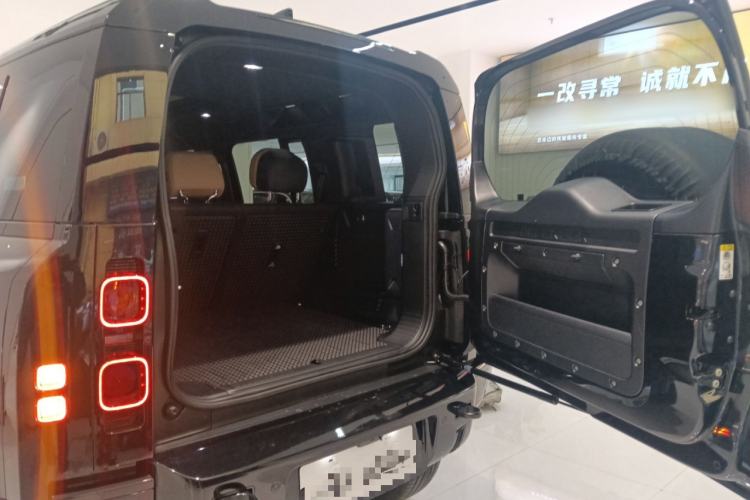 Used Land Rover Defender 2025 110 3.0T P400 – Dynamic HSE Trunk