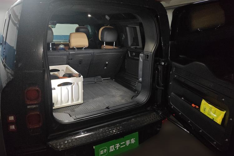 Used Land Rover Defender 2025 110 3.0T P400 – Dynamic HSE Trunk