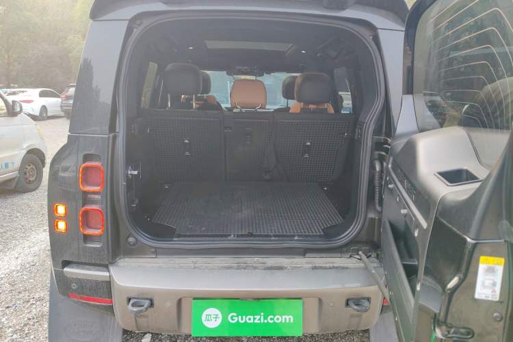 Used Land Rover Defender 2025 110 3.0T P400 – Dynamic HSE Trunk