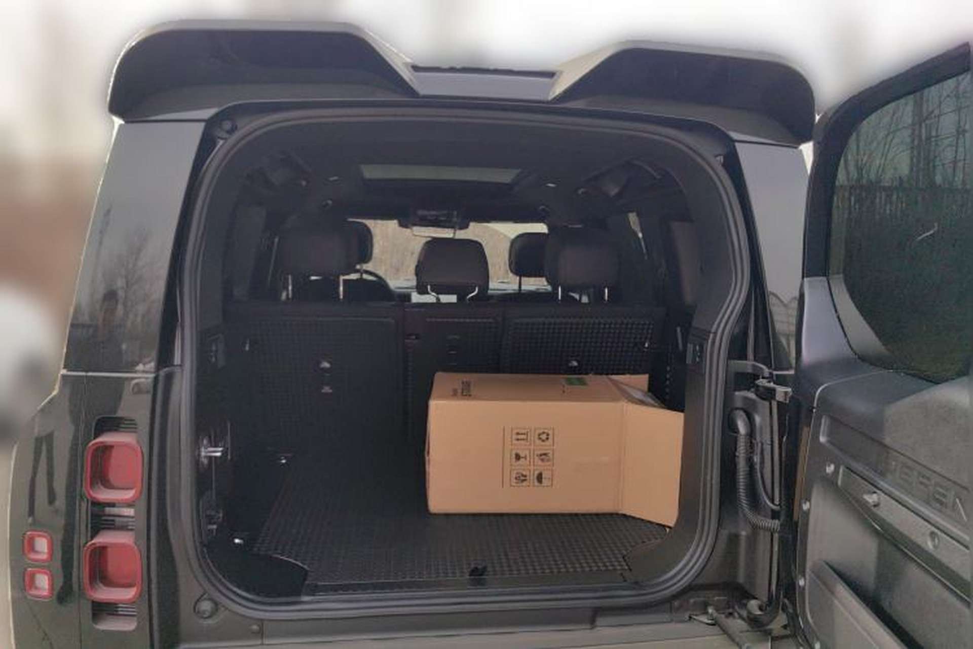 Used Land Rover Defender 2025 110 3.0T P400 – Dynamic HSE Trunk