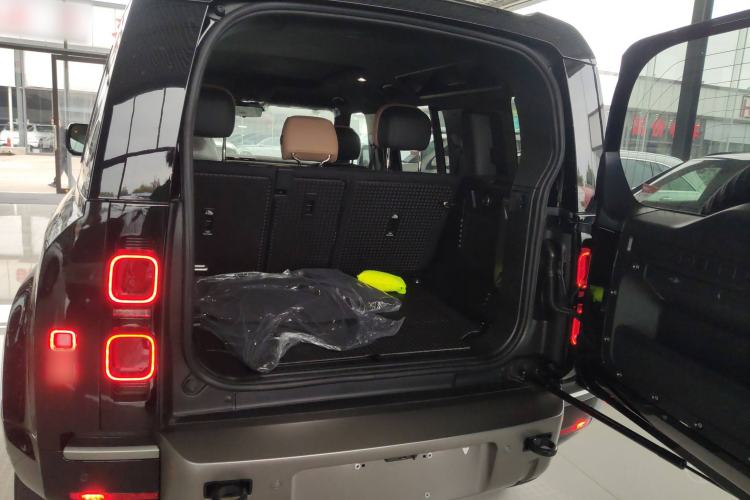 Used Land Rover Defender 2025 110 3.0T P400 – Dynamic HSE Trunk