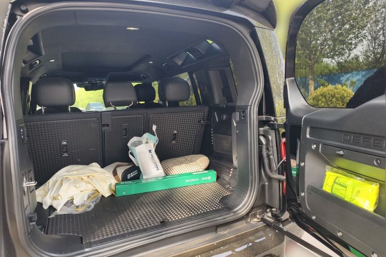 Used Land Rover Defender 2025 110 3.0T P400 – Dynamic HSE Trunk