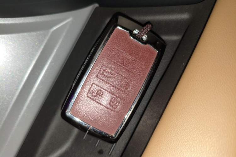 Used Land Rover Defender 2025 110 3.0T P400 – Dynamic HSE Vehicle Key