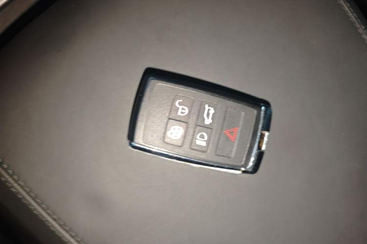 Used Land Rover Defender 2025 110 3.0T P400 – Dynamic HSE Vehicle Key