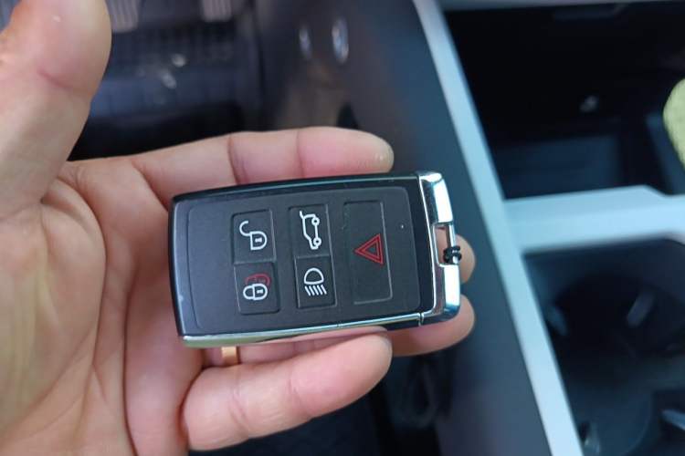 Used Land Rover Defender 2025 110 3.0T P400 X-Dynamic SE Vehicle Key