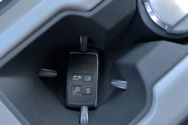 Used Land Rover Defender 2025 110 3.0T P400 Dark Edition Vehicle Key