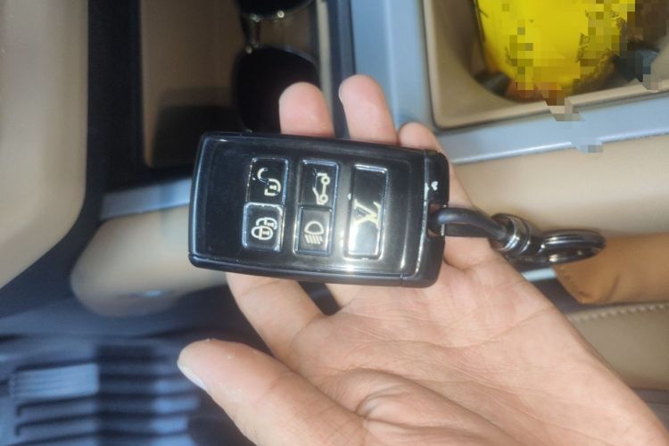 Used Land Rover Defender 2025 110 3.0T P400 – Dynamic HSE Vehicle Key