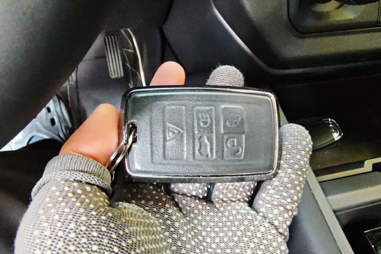 Used Land Rover Defender 2025 110 3.0T P400 X-Dynamic SE Vehicle Key