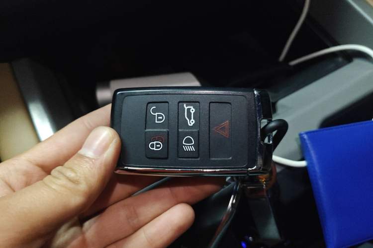 Used Land Rover Defender 2025 110 3.0T P400 – Dynamic HSE Vehicle Key
