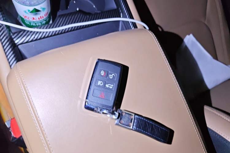 Used Land Rover Defender 2025 110 3.0T P400 Dark Edition Vehicle Key