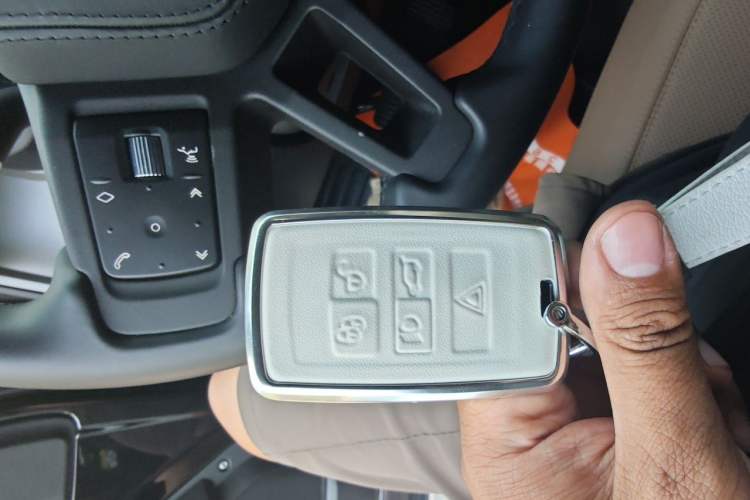Used Land Rover Defender 2025 90 3.0T P400 X-Dynamic HSE Vehicle Key