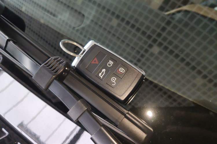 Used Land Rover Defender 2025 110 3.0T P400 – Dynamic HSE Vehicle Key