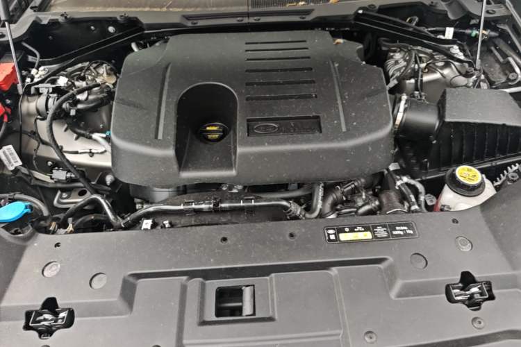 Used Land Rover Defender 2025 110 3.0T P400 X Engine Bay