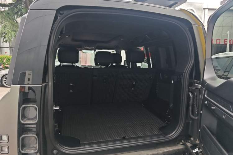 Used Land Rover Defender 2025 110 3.0T P400 X Trunk