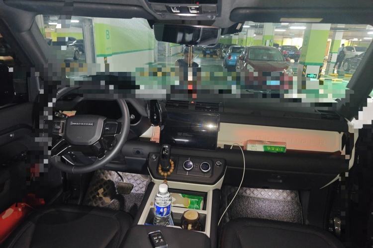 Used Land Rover Defender 2025 110 3.0T P400 X-Dynamic SE Center Console