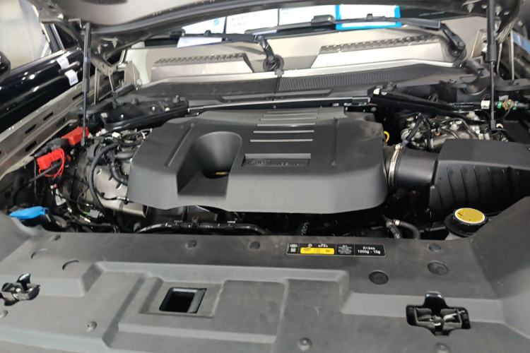 Used Land Rover Defender 2025 110 3.0T P400 – Dynamic HSE Engine Bay