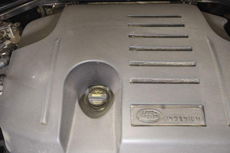 Used Land Rover Defender 2025 110 3.0T P400 X-Dynamic SE Engine Bay