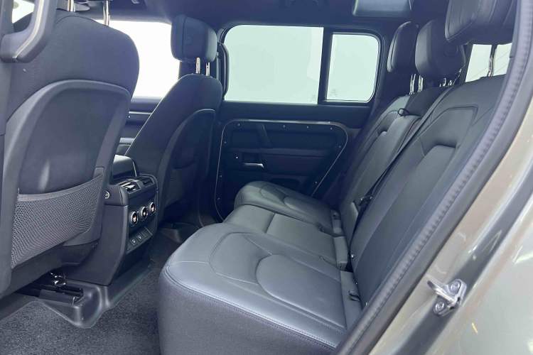 Used Land Rover Defender 2025 110 3.0T P400 X Interior 7