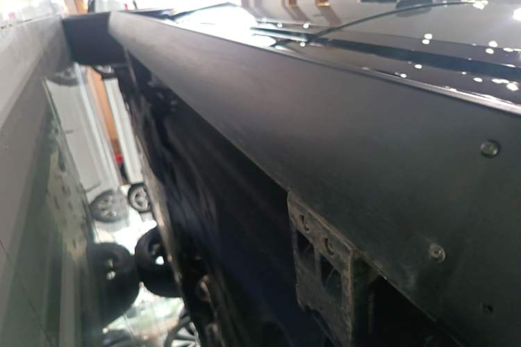 Used Land Rover Defender 2025 110 3.0T P400 – Dynamic HSE Left Side Sill